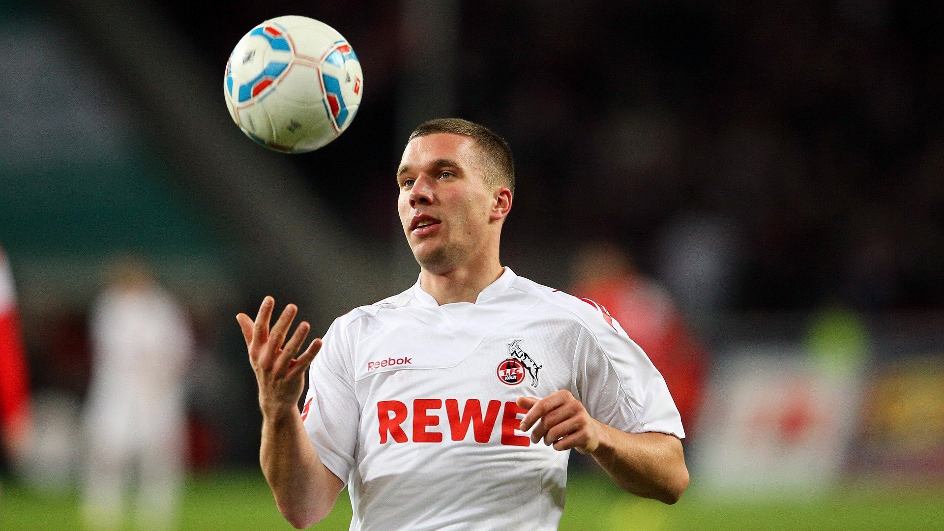 开yun官网-五大联赛是否推行以中场站位弹性应对不同对手策略，五大联赛场地大小